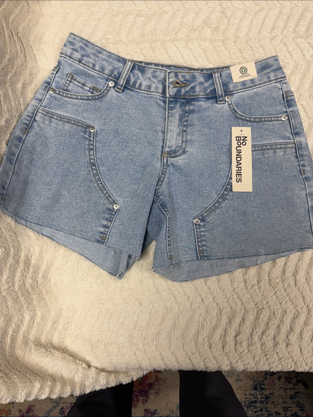 No Boundaries cut off raw hem denim jeans Shorts, 2 ✨NWT ✨